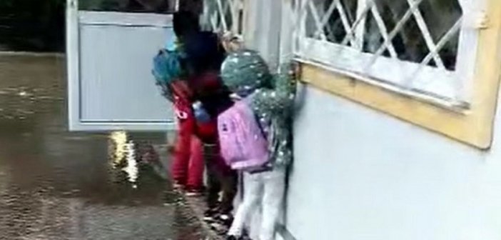 Μεσολόγγι : Νήπια προσπαθούν με…ακροβατικά να μπουν στο σχολείο λόγω βροχής(βίντεο)