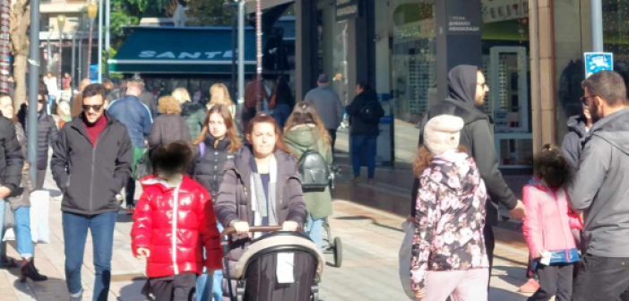 Αγρίνιο: Κατέκλυσε το κέντρο της πόλης ο κόσμος για τα ψώνια του και τη βόλτα του (εικόνες)
