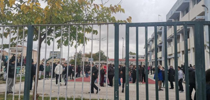 Αγρίνιο: Τηλεφώνημα για βόμβα στο 3ο Λύκειο – Στο προαύλιο μαθητές και εκπαιδευτικοί  (εικόνες)