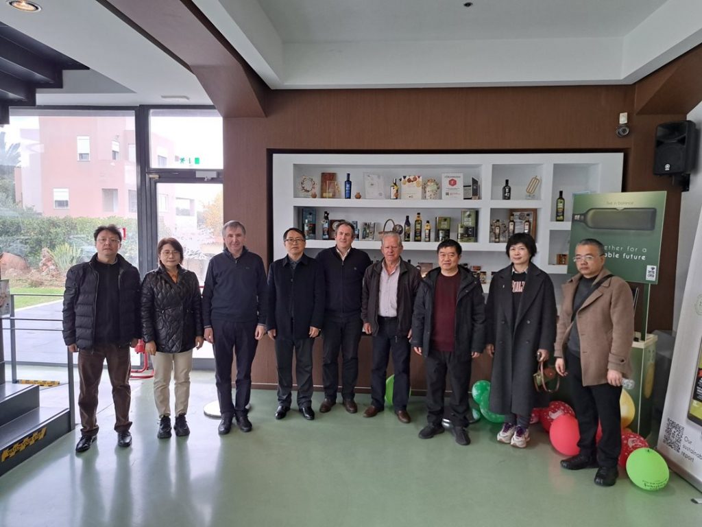 Επίσκεψη κινέζων αντιπροσώπων στα Χανιά για ενημέρωση σχετικά με την ελαιοκαλλιέργεια
