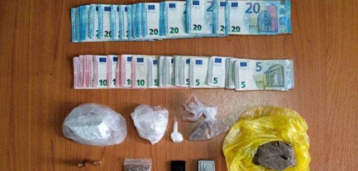 Αγρίνιο: Δύο συλλήψεις για διακίνηση ναρκωτικών – Οδηγήθηκαν στον Εισαγγελέα Πρωτοδικών