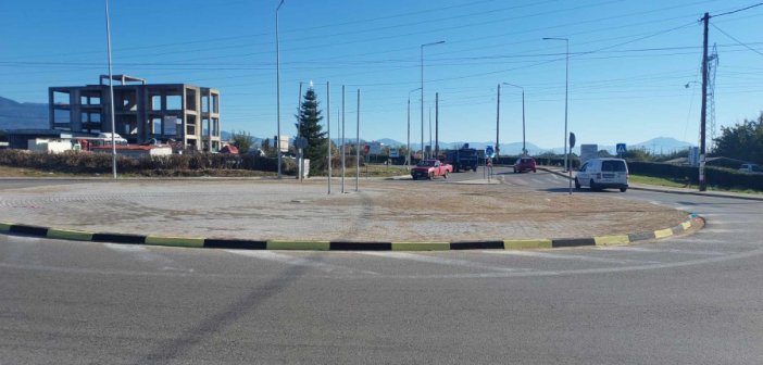 Αγρίνιο: Αφαιρέθηκαν τα επικίνδυνα κολωνάκια στους κόμβους της Εθνικής Οδού (εικόνες)