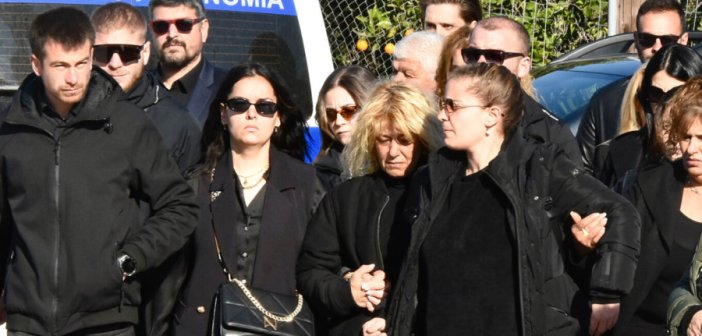 Οδύνη στο Μεσολόγγι στην κηδεία του Μπάμπη- Τραγική φιγούρα η μητέρα