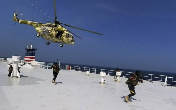 Κρίση στη Μέση Ανατολή: «Πάμε και βλέπουμε», η τακτική των ΗΠΑ στα χτυπήματα των Χούθι σε πλοία