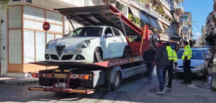 Αγρίνιο: Δύο άτομα στο νοσοκομείο μετά από σφοδρή σύγκρουση αυτοκινήτων στην Ίσκου (εικόνες)
