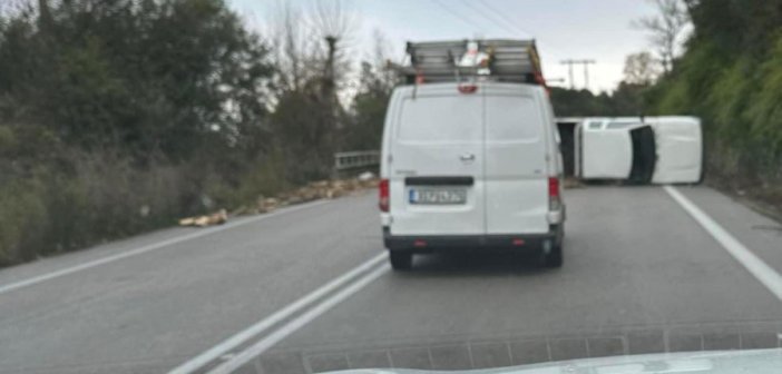 Κλεισούρα – Αγία Ελεούσα: Φορτηγό εξετράπη λόγω μετατόπισης φορτίου