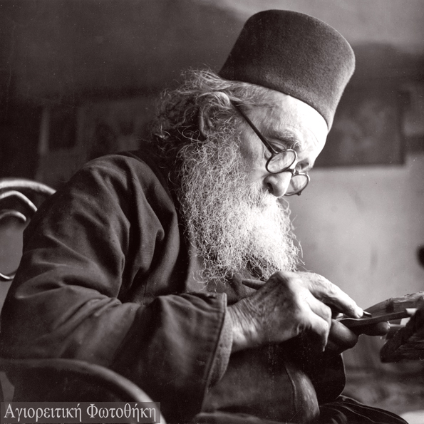 Αρσένιος μοναχός Καυσοκαλυβίτης ο ξυλογλύπτης (1866-1956) (Φωτογραφία: Σπύρος Μελετζής, 1950)-Πηγή: athosprosopography.blogspot.gr