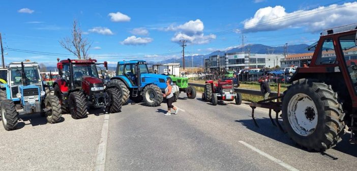 Αγρίνιο: Αποκλείστηκε για περισσότερη ώρα η Εθνική Οδός από τους αγρότες – «Άνοιγμα» των διοδίων του Αγγελοκάστρου το επόμενο βήμα