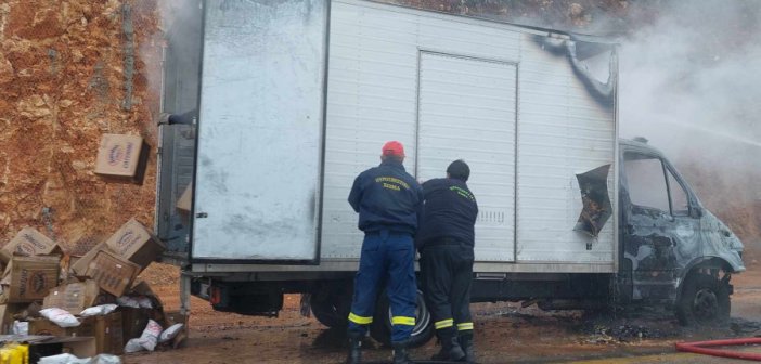 Φωτιά σε φορτηγό από το Αγρίνιο στο δρόμο προς Λευκάδα (φωτο)