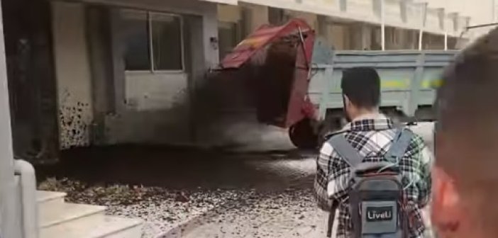 Μεσολόγγι: Κοπριά και σανό στο κτίριο της Περιφέρειας έριξαν οι αγρότες (εικόνες & βίντεο)