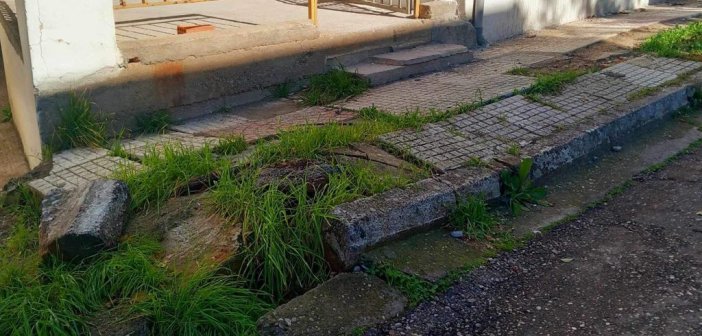 Αγρίνιο: Για χρόνια διαλυμένο πεζοδρόμιo στην oδό Δεσποτάτου – Στα έργα που έχει προτείνει ο Δήμος η λύση