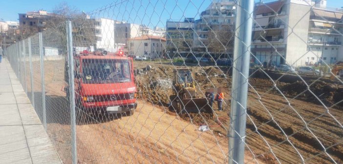 Αγρίνιο: Κινητοποίηση της Πυροσβεστικής για ανάφλεξη σε σκαπτικό μηχάνημα εν ώρα εργασιών (εικόνες)