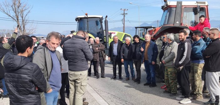 Αγρίνιο: Σε θέση «μάχης» οι αγρότες, έκλεισαν συμβολικά το δρόμο στη Συκιά (Γεφύρια Αλά Μπέη) (εικόνες + video))