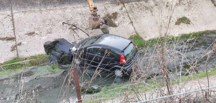 Αγρίνιο: Σε αρδευτικό αύλακα το αυτοκίνητο, στο νοσοκομείο η οδηγός (εικόνες)