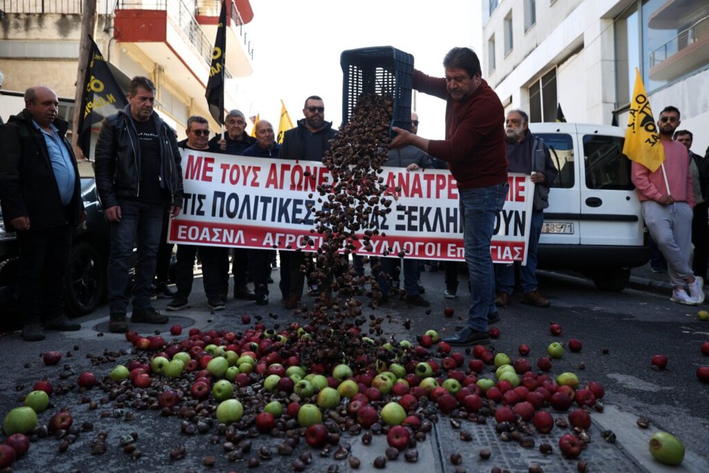 Μήλα και κάστανα έριξαν παραγωγοί από την Αγιά στην είσοδο του ΕΛΓΑ Λάρισας για μη αποζημιώσεις