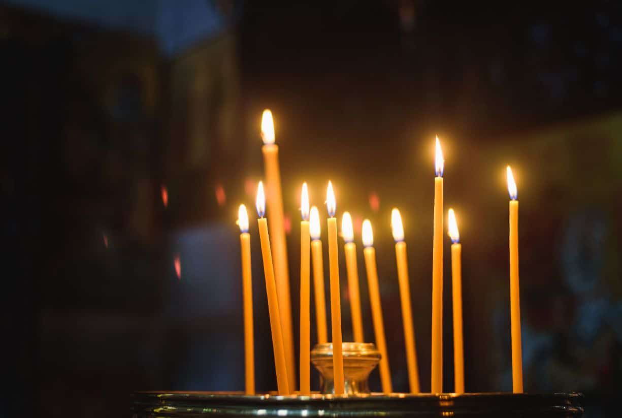 Τι συμβολίζει το κερί και το θυμίαμα; Γιατί ανάβουμε το καντήλι;