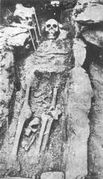  Ο τάφος με τα λείψανα του αγίου Νικολάου, που μαρτύρησε μαζί με τον άγιο Ραφαήλ (αναλυτική εξιστήρηση της ανακάλυψης των αγίων εδώ). 