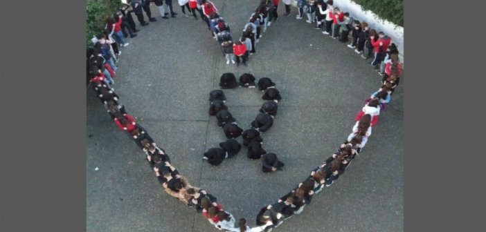 7ο Γυμνάσιο Αγρινίου: Σιωπηρή “κραυγή” για τα θύματα του πολύνεκρου δυστυχήματος στα Τέμπη από μαθητές