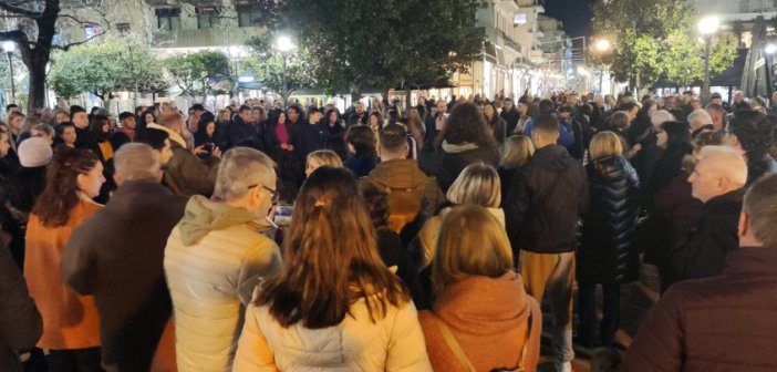 Αγρίνιο: Σιωπηλή διαμαρτυρία για το δυστύχημα στα Τέμπη (εικόνες)