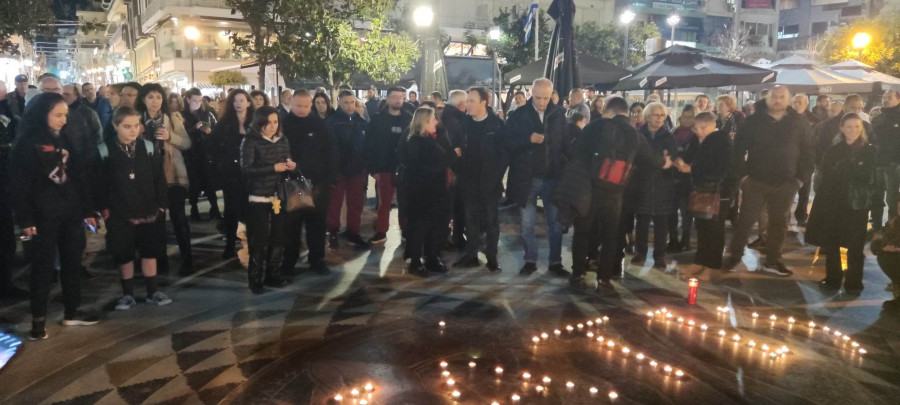 Αγρίνιο: Σιωπηλή διαμαρτυρία για το δυστύχημα στα Τέμπη (εικόνες)