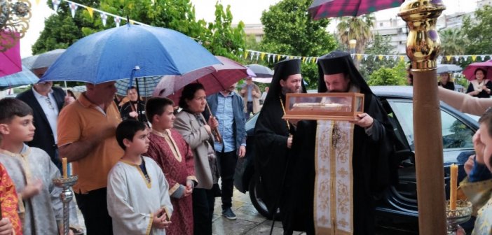 Αγρίνιο: Η υποδοχή του λειψάνου του Αγίου Νεκταρίου στην Αγία Τριάδα (εικόνες)