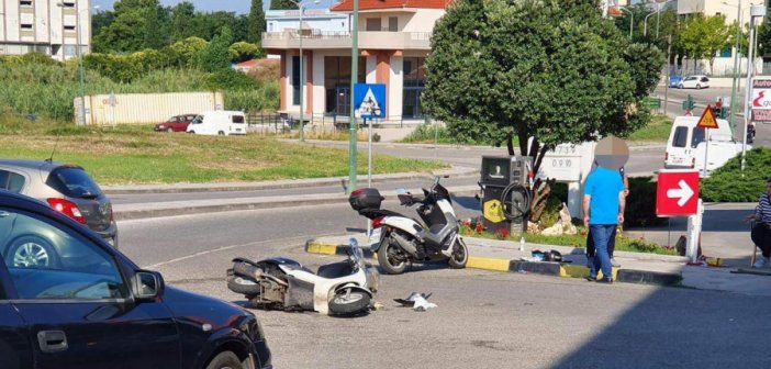 Αγρίνιο: Τροχαίο ατύχημα, μηχανάκι συγκρούστηκε  με Ι.Χ. αυτοκίνητο