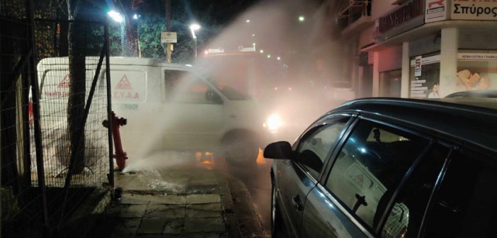 Αγρίνιο: Όχημα χτύπησε πυροσβεστικό κρουνό – Πίδακας νερού στην Χαρ. Τρικούπη (εικόνες)