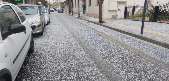 Αγρίνιο: Χαλάζι έκανε τους δρόμους να μοιάζουν χιονισμένοι! (video)